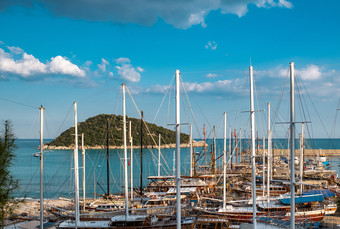 木帆船与桅杆的港附近的中西卡岛清晰的一天帆船与桅杆
