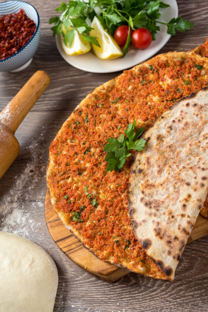 美味的土耳其披萨Lahmacun这Lahmacun美味的和美味的