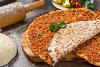 美味的土耳其披萨Lahmacun这Lahmacun美味的和美味的