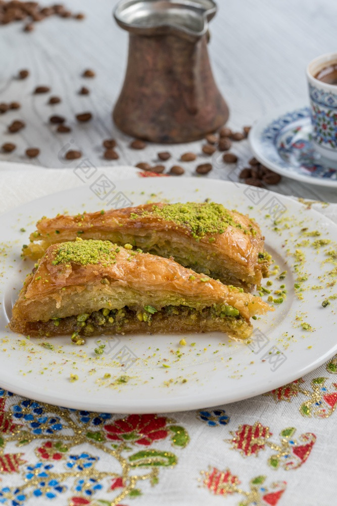 土耳其咖啡和传统的土耳其甜点果仁蜜饼板木表格土耳其咖啡和传统的土耳其甜点板木表格