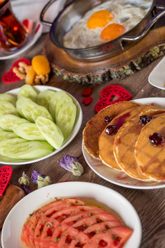 美味的传统的土耳其早餐表格