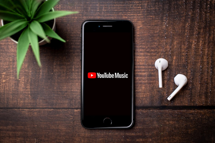 安塔利亚火鸡8月智能手机显示YouTube音乐应用程序标志