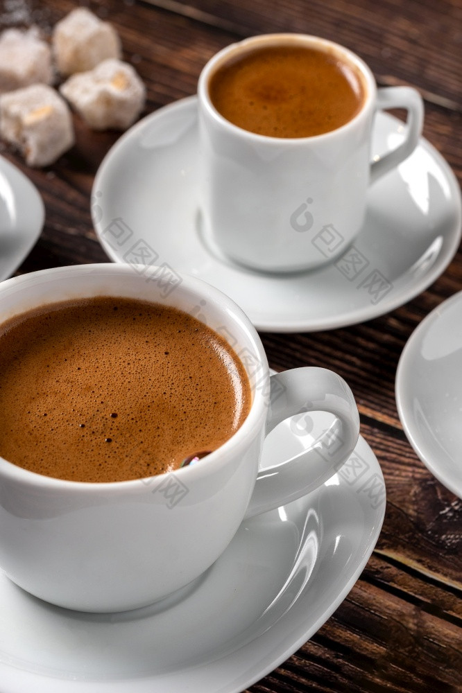 传统的希腊土耳其咖啡杯和土耳其高兴的是概念与木背景传统的希腊土耳其咖啡杯和土耳其高兴的是概念与木背景