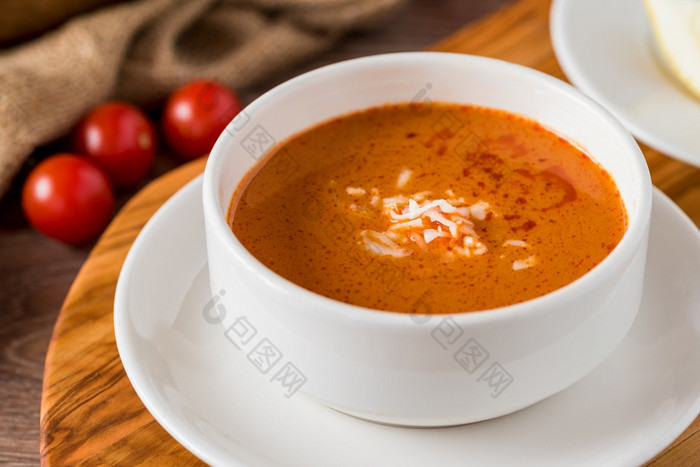 番茄汤与奶酪白色瓷碗番茄汤与奶酪白色瓷碗