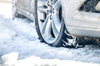 特写镜头车轮胎冬天的路覆盖与雪