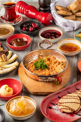 传统的土耳其早餐服务与传统的土耳其茶石头表格