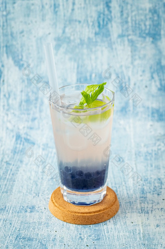 水果泡沫茶玻璃杯蓝色的背景水果泡沫茶玻璃杯蓝色的背景