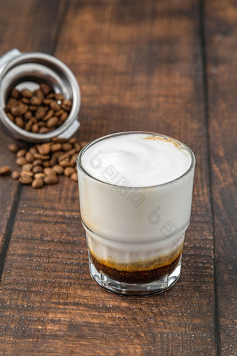 剪咖啡与咖啡豆子下一个传统的咖啡西班牙