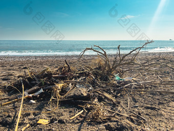 泄漏垃圾的海滩的大城市空使用脏塑料瓶脏海桑迪海岸环境污染生态问题