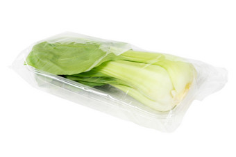 包装和标签新鲜收获小白菜孤立的白色背景