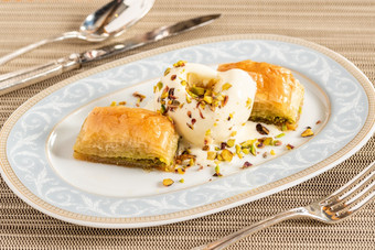 传统的土耳其甜点阿月浑子果仁蜜饼白色瓷板