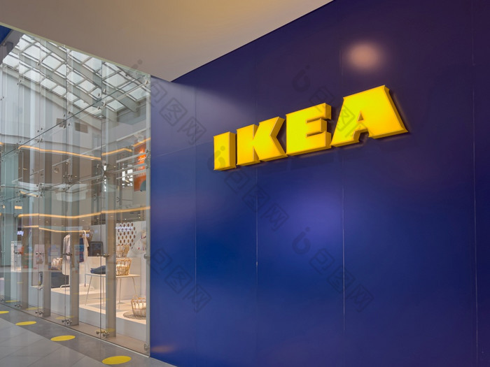 安塔利亚火鸡3月宜家(ikea)标志的入口的宜家(ikea)商店内部的购物中心