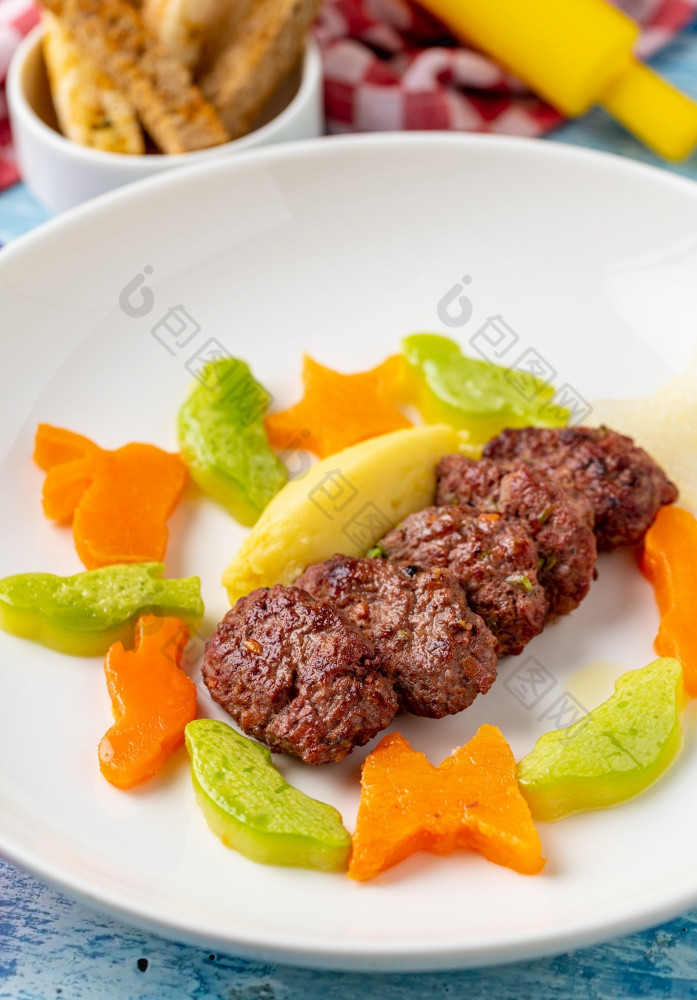土耳其肉丸传统的Kofte与胡萝卜和西葫芦减少成动物形状辣的肉丸烤肉串烤肉串