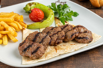 土耳其<strong>肉丸</strong>传统的Kofte辣的<strong>肉丸</strong>烤肉串kebap