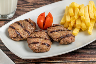 土耳其肉丸传统的Kofte辣的肉丸烤肉串kebap