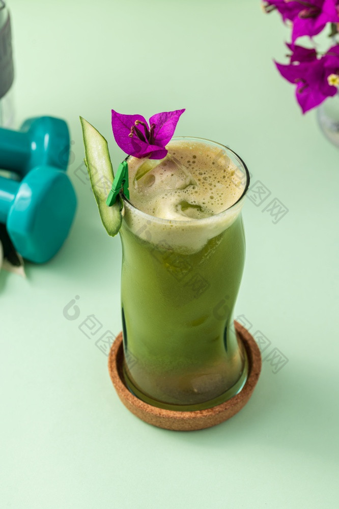 蔬菜奶昔健康的有机汁使从芹菜绿色苹果叶子菠菜和年轻的胡萝卜玻璃绿色汁