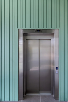 现代电梯通过站的地面地板上的业务中心