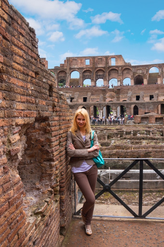 有吸引力的女孩远足的罗马圆形大剧场罗马意大利