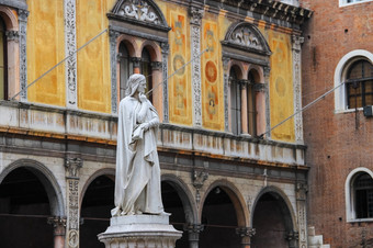 纪念碑但丁Alighieri的广场的Signoria维罗纳意大利