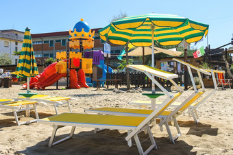孩子们rsquo操场上海滩椅子而且雨伞的海滩的度假胜地小镇贝拉里亚伊贾玛丽娜里米尼意大利
