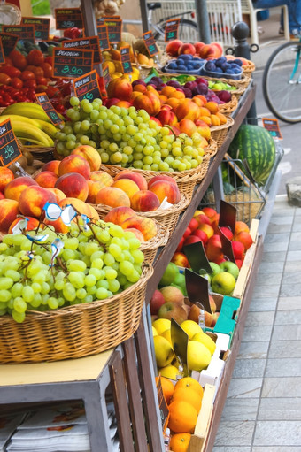水果摊位的意大利城市市场