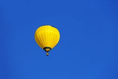 黄色的气球蓝色的天空