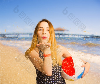 结<strong>合照</strong>片插图女人爱的生活而吹沙子吻澳大利亚海滩夏天假期自由