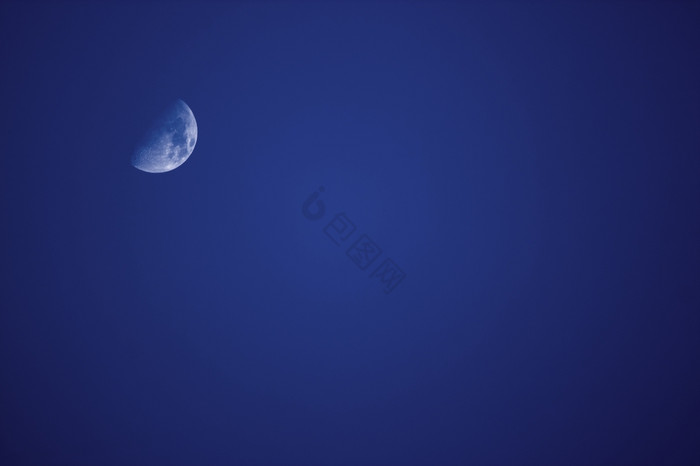 一次的月亮在那里一半月亮图片