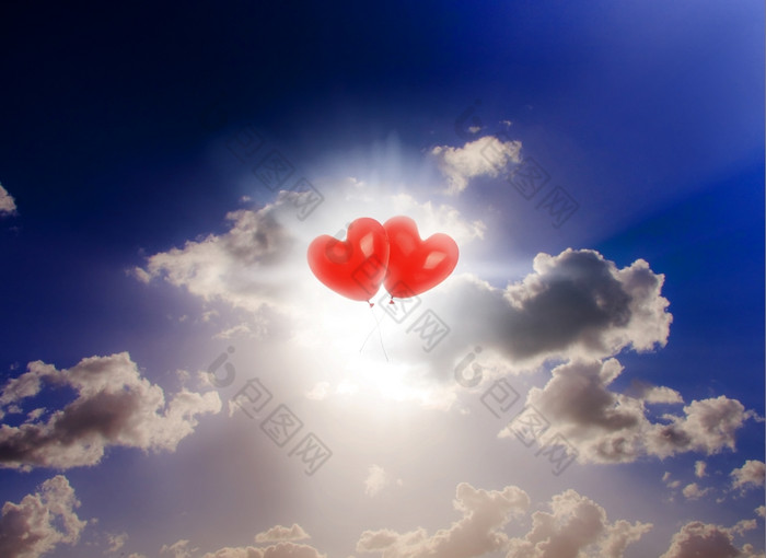 天空绑定浪漫天空绑定浪漫图片两个红色的浮动爱心气球触碰前面美丽的云日落