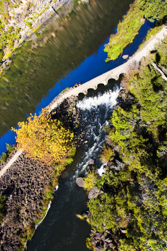 色彩鲜艳的风景优美的伯兹视图在河走桥采取白内障喉咙朗塞斯顿建立起来塔斯马尼亚澳大利亚