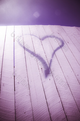 爱你的邻居紫色的爱心标志喷雾画白色栅栏附近浪漫爱你的邻居概念上的