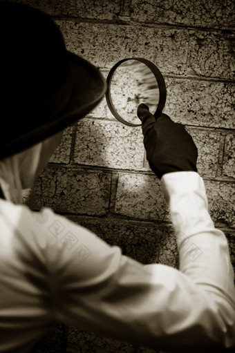 复古的私人眼睛侦探搜索为线索调查怀疑犯罪场景墙与放大<strong>看玻璃</strong>