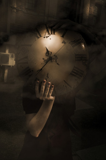 神秘女人持有的概念时间她的手和隐藏后面时钟脸时间通过未解之谜时间概念