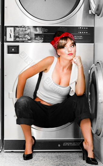 做梦清洁夫人坐在洗机思考想知道关于的愿景更大的更明亮的未来为她清洁夫人与梦想