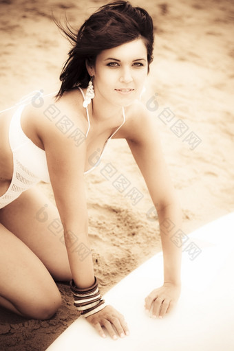 经典sepiatone照片惊人的女海滩宝贝摩擦蜡烛蜡成她的冲浪板之前她的<strong>每天</strong>水<strong>锻炼</strong>难看的东西冲浪概念