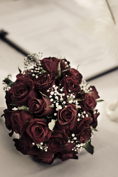 古董红色的玫瑰花花束铺设表格下一个的婚礼注册小册子婚礼时刻图像