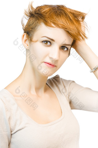 工作室肖像美丽的红色头发的人女人看直接的相机与严重的表达式而运行她的手通过她的短奥本头发