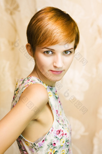 短头发的女孩花衣服身体走了从相机正确的手后面她的花棕色（的）背景