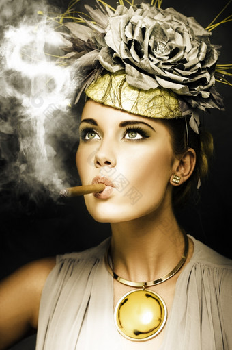 <strong>富</strong>有的女人<strong>高高</strong>级定制时装和惹人注目的珠宝吸烟大脂肪雪茄概念上的财<strong>富</strong>和riches