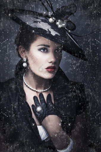黑暗sombre肖像美丽的女人寡妇穿着高高级定制时装黑色的装站外的倒雨在葬礼服务