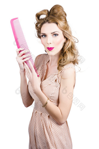 头发风格模型美女照片女孩与大粉红色的梳子头发风格模型美女照片女孩与大粉红色的梳子孤立的在白色