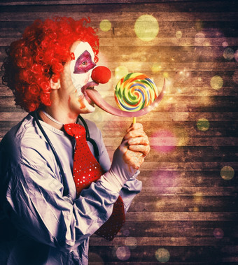 可怕的马戏团小丑戳出长舌头舔糖果棒棒糖恐怖生日聚会，派对