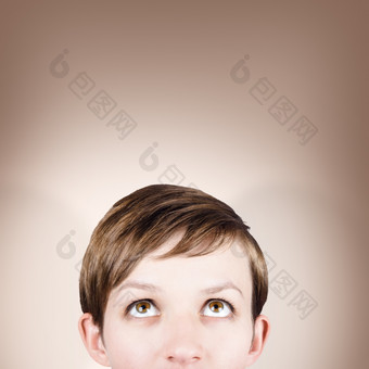 一半脸肖像美丽的年轻的女人看空白工作室Copyspace消费者海报概念