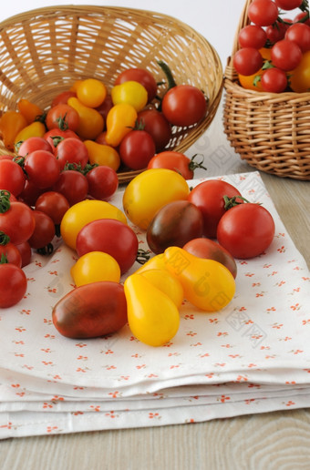 分散不同的品种西红柿从的篮子餐巾