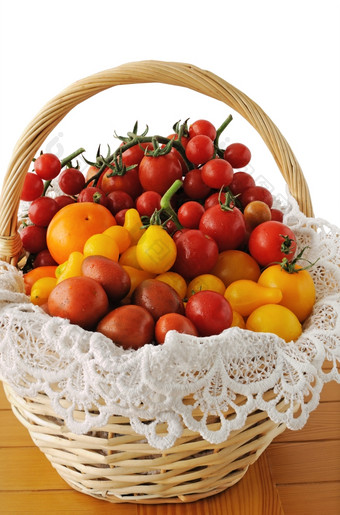 不同的品种西红柿篮子木表格
