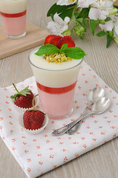 光而且让人耳目一新草莓酸奶甜点与开心果