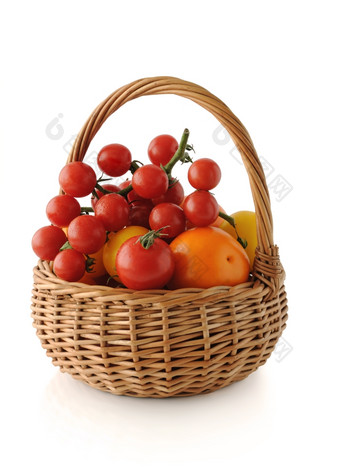 不同的品种西红柿篮子白色背景