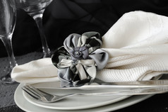 装饰折叠餐巾与夹的形状花板与餐具