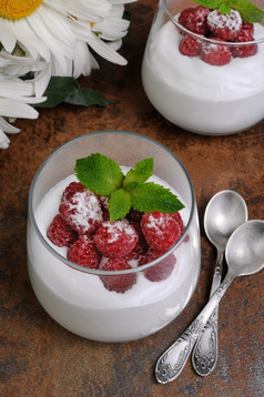 甜点生奶油与树莓而且薄荷玻璃