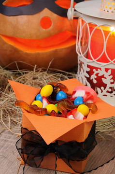 盒子填满与各种糖果的表格为万圣节